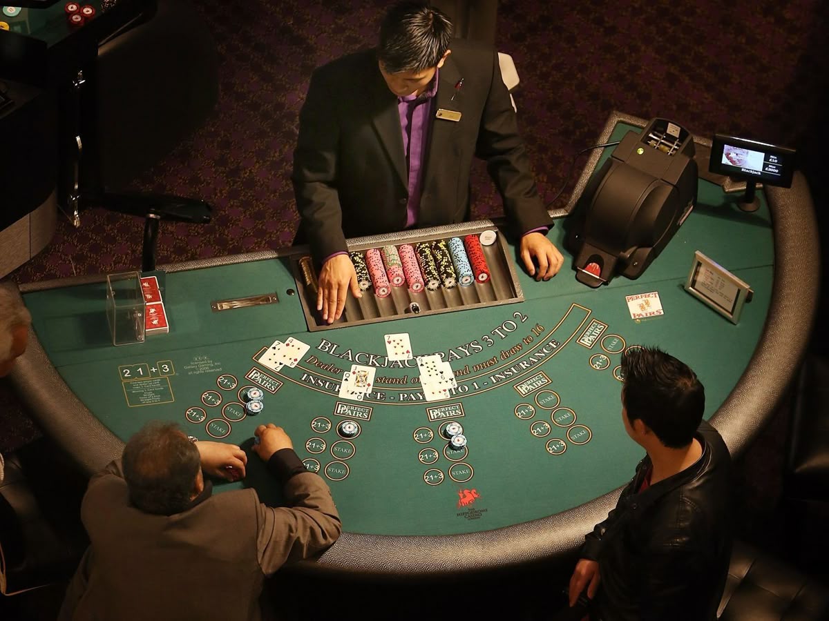 Lucky slot کیسینو میں پوکر گیمز